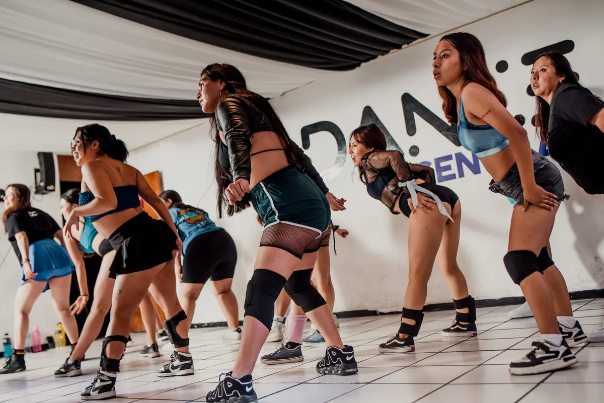 Alumnas de la clase de baile moderno de Dance Central en posición durante una coreografía