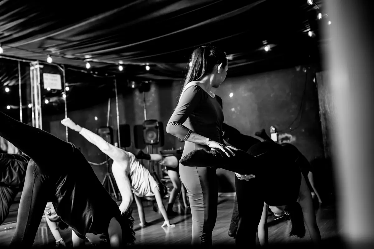 Alumnas de contemporáneo trabajando una secuencia de suelo en el salón