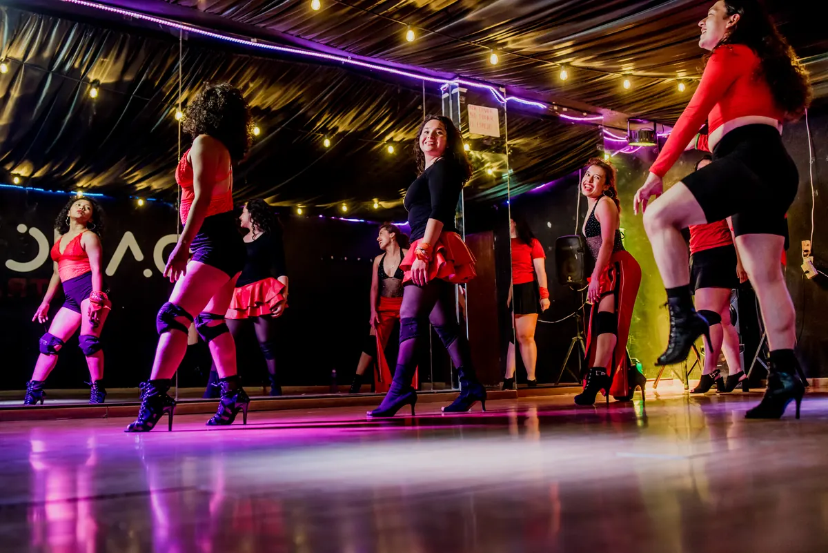 Bailarinas de reggaetón de Dance Central durante un ensayo nocturno